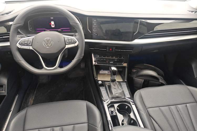 Used Volkswagen Passat 2025 Outstanding Model 380TSI Dragon Glory Edition
