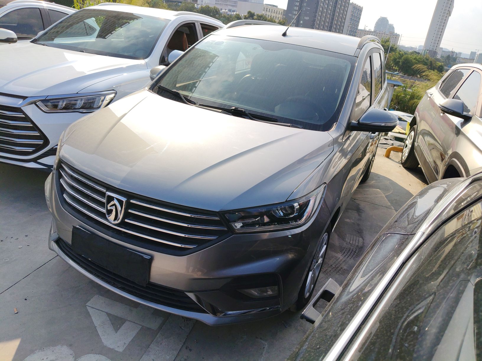 تحت مقدمة السيارة