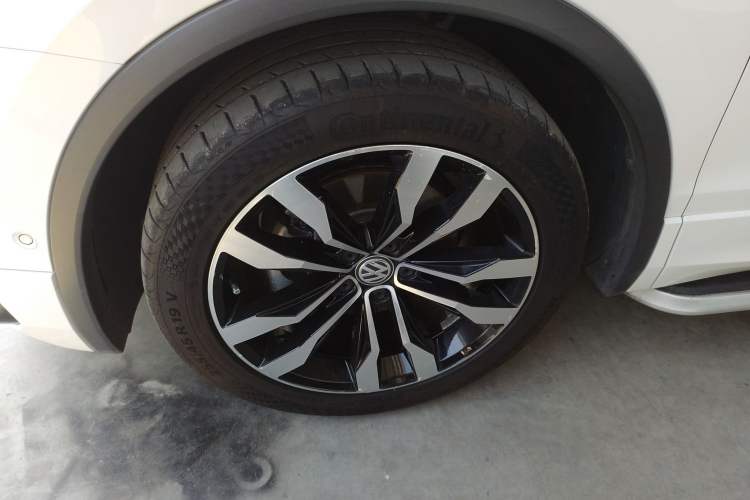 Used Volkswagen Tiguan L 2020 330TSI Automatic Two-Wheel Drive R-Line Flagship Version China VI Standard Left Front Wheel Hub