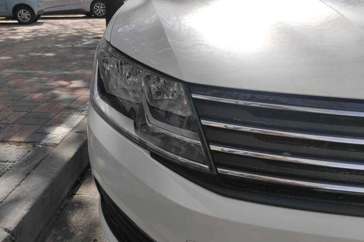 Used Volkswagen Lavida 2015 1.6L Automatic Fashion Edition Right Front Headlight