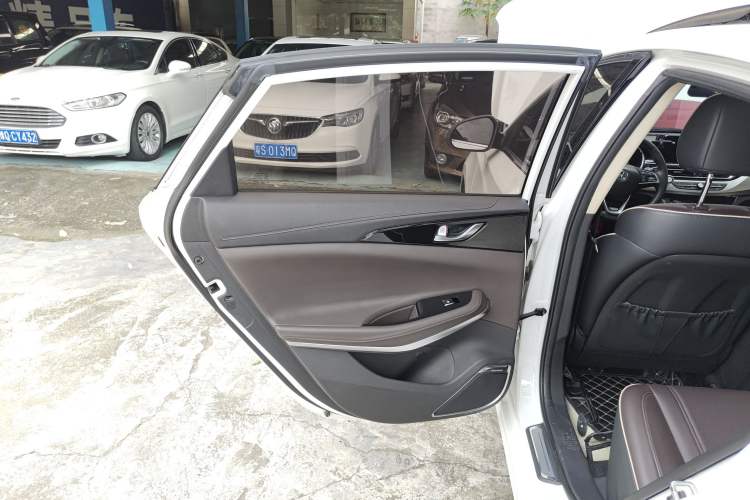 Used CHANGAN Raeton CC 2018 1.5T Automatic Haoya Model Guangmang Edition China V Standard
