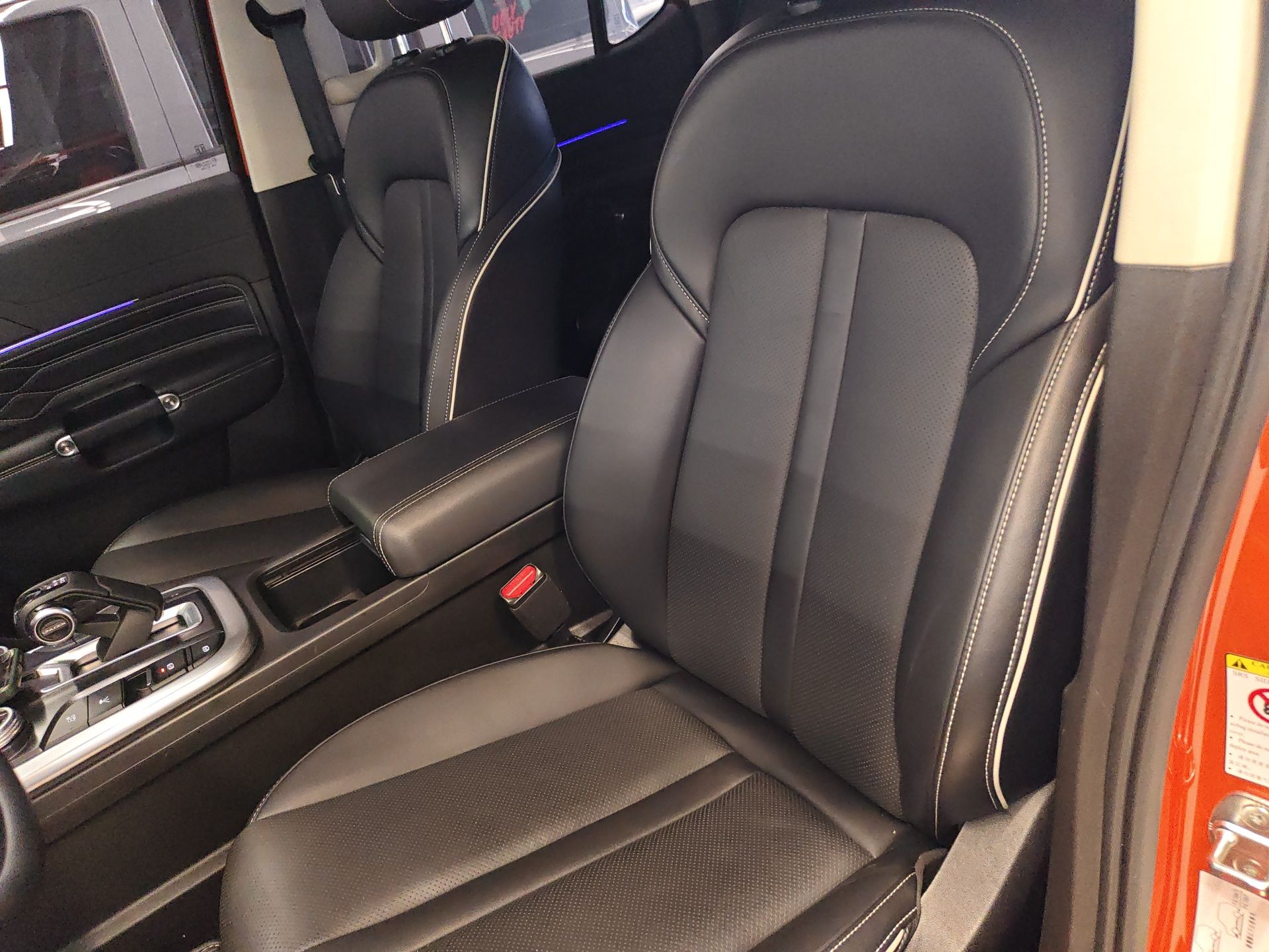 Переднее сиденье в автомобиле