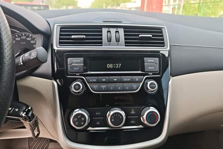 Used Nissan Tiida 2016 1.6L CVT Joyride Edition Audio And AC Panel