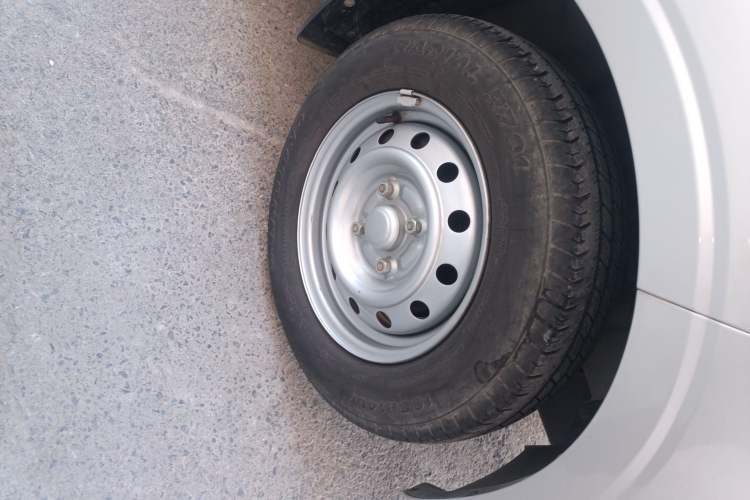 Used Wuling Hongguang V 2022 1.5L Jingqu Edition Electric-Assist LAR Right Front Wheel Hub