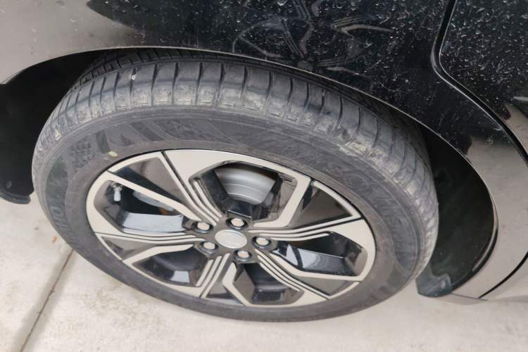 Used Hongqi E-QM5 2021 Charging Version Flagship Edition Right Rear Wheel Hub