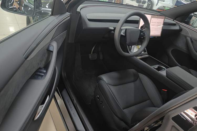 Used Tesla Model Y L 2025 Model Long-Range All-Wheel-Drive Version
