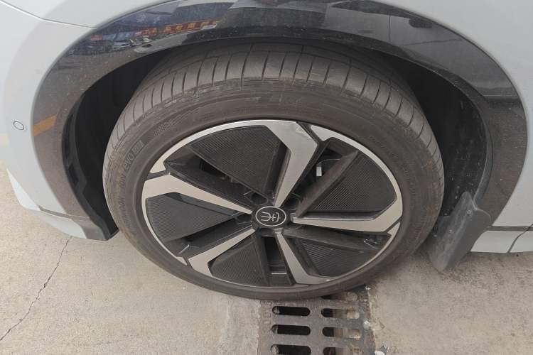 Used BYD Song L EV 2024 662 km Excellence Version Left Front Wheel Hub