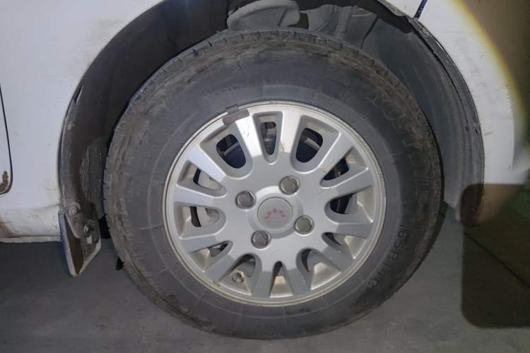 Used Wuling Rongguang V 2015 1.5L Standard Version Right Front Wheel Hub