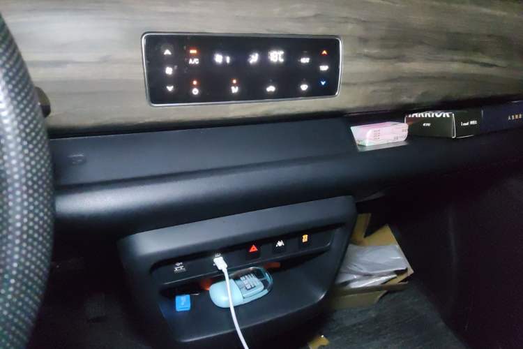 Used Ruichi EC75 2025 Model Passenger Vehicle Smart Driving Ultra-Charging Edition, Pioneer Type I, 52.16 kWh