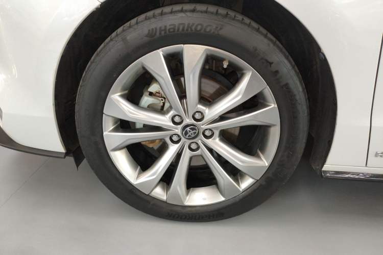 Used Toyota SIENNA 2023 2.5L Hybrid Platinum Edition Left Front Wheel Hub