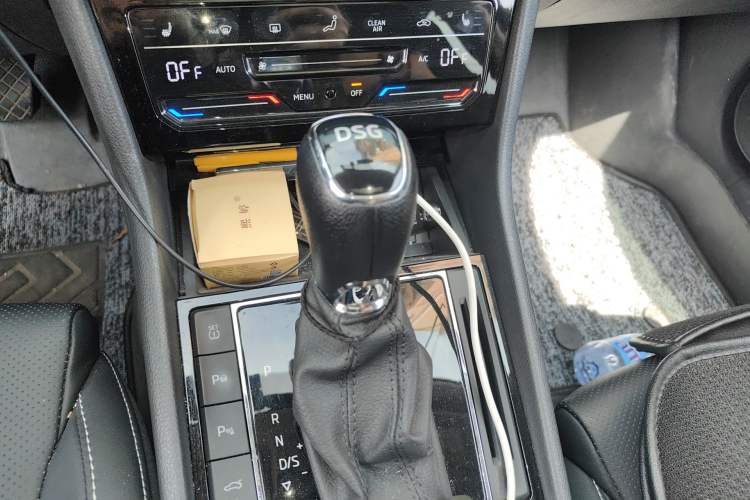 Used Skoda Superb 2023 Facelifted TSI280 DSG Luxury Edition Gear Lever