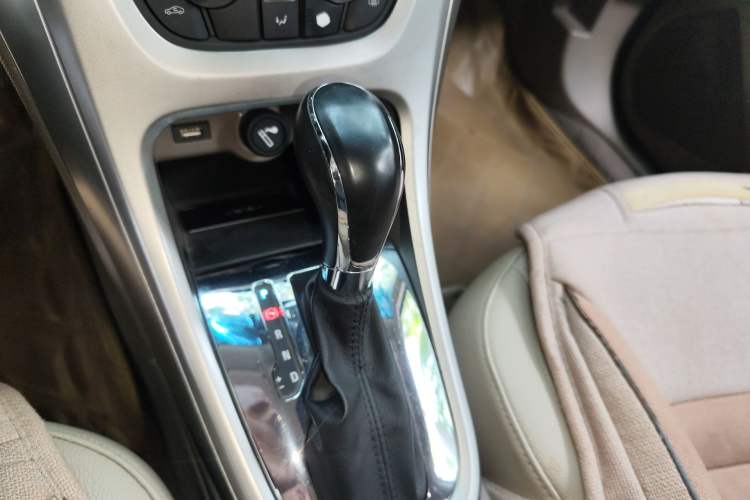Used Buick GT 2013 GT 1.6L Automatic Fashion Edition Gear Lever