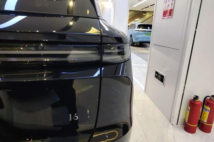Used Li Auto i6 2025 Model Four-Wheel-Drive Standard Type
