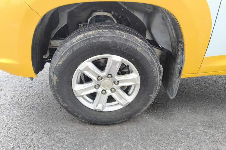 Used SAIC MAXUS T60 2022 5th Anniversary Edition 2.0T Diesel Manual Two-Wheel Drive High Ground Clearance Comfortable Version with Extended Cabin
