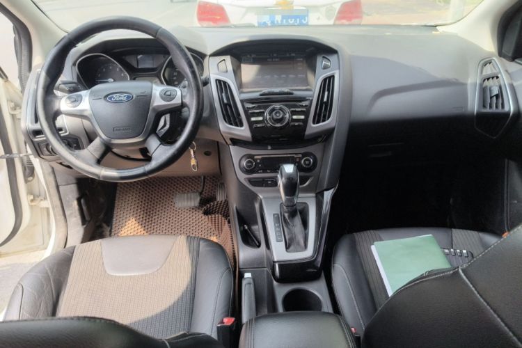 Used Ford Focus 2012 Hatchback 1.6L Automatic Fashion Edition Center Console