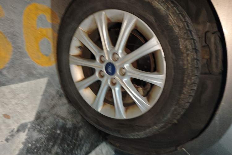 Used Ford Mondeo 2013 2.3L Fashion Edition Right Front Wheel Hub