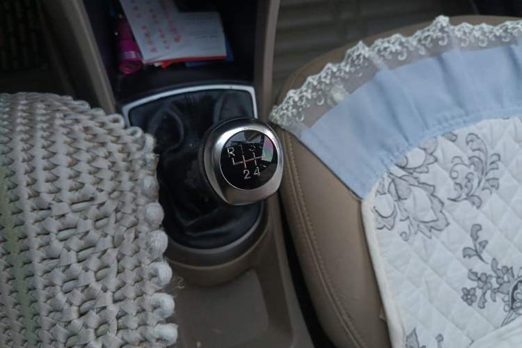 Used Hyundai Verna (older generation) 2014 1.4L Manual Smart GLS Trim Gear Lever