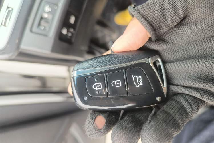 Used Hyundai Santa Fe 2013 2.4L Automatic Two-Wheel Drive Smart Version