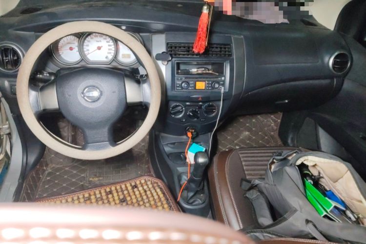 Used Nissan Livina 2010 Jingrui Edition 1.6L Manual Standard Model Center Console