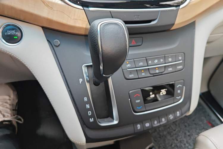 Used Buick GL8 2017 ES 28T Comfort Model China V Standard Gear Lever