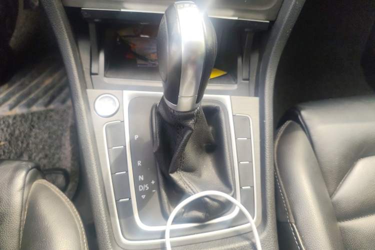Used Volkswagen Golf 2016 230TSI Automatic Luxury Version Gear Lever