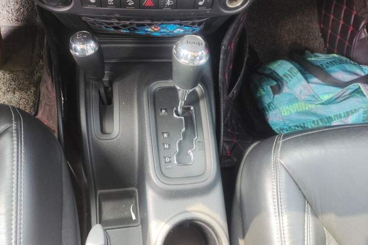 Used Jeep Wrangler 2017 3.6L Rubicon Four-Door Comfort Edition Gear Lever