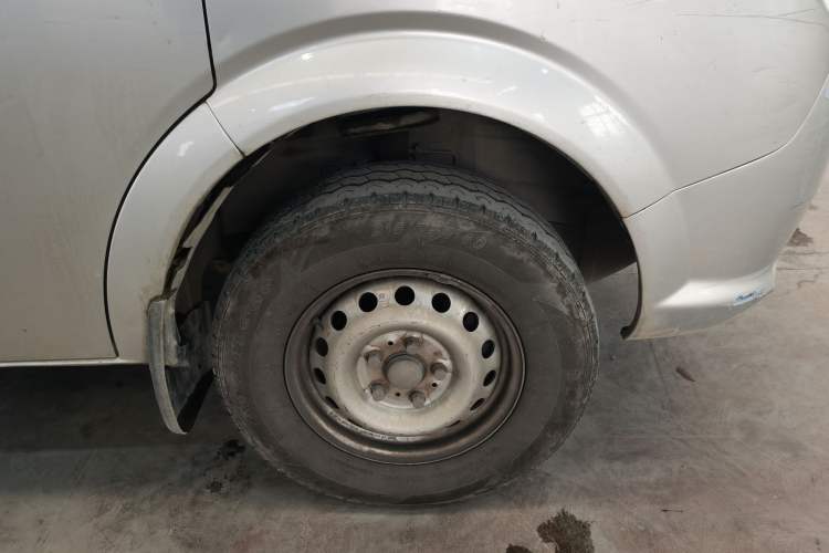 Used Dongfeng Yufeng 2023 V9+ 2.0T Manual Front-Drive Multi-Function Mid-Roof High-Roof 7/8/9-Seater
