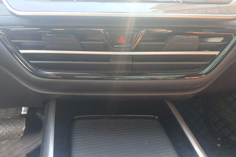 Used Volkswagen Passat 2025 Pro 380TSI Starry Dragon Edition Audio And AC Panel