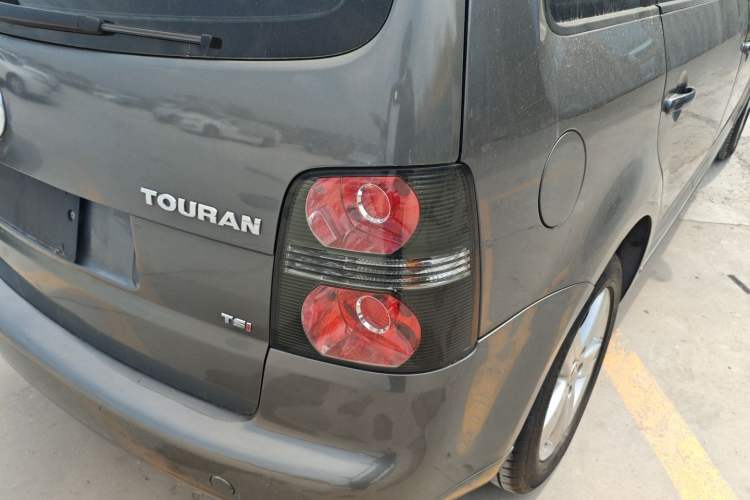 Used Volkswagen Touran 2015 1.4T DSG Comfort Edition 5 Seats Exterior 3