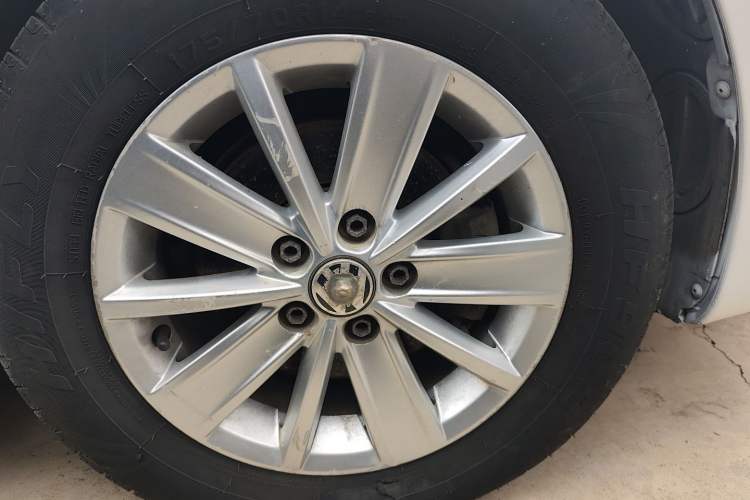 Used Volkswagen Santana 2016 1.6L Manual Fashion Edition Right Front Wheel Hub