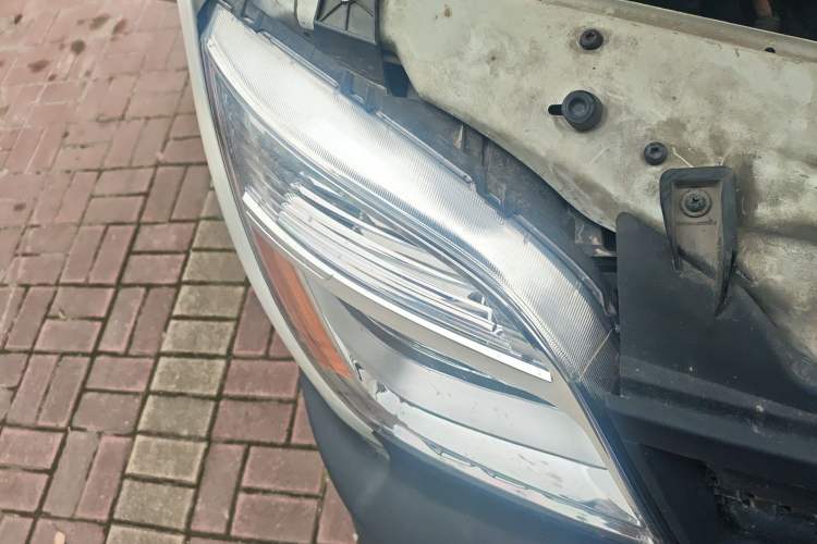 Used SAIC MAXUS Xintu V80 2019 2.5T Classic Version 6-Speed Manual – Aoyuntong Modified Long Wheelbase Mid-Height 7-Seater Right Front Headlight