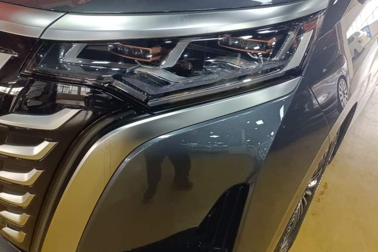 Used Denza D9 2025 DM-i Intelligent Drive 1020 Four-Wheel Drive Flagship Model