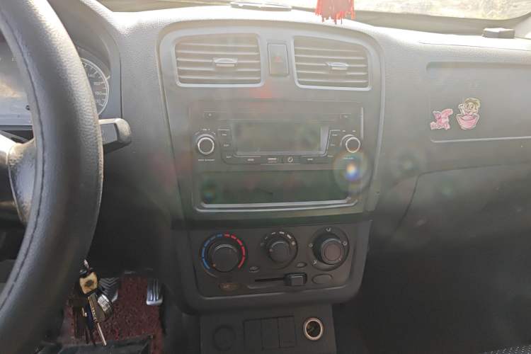 Used Dongfeng Fengon 330 2014 1.5L Manual Utility Version DK15 Audio And AC Panel