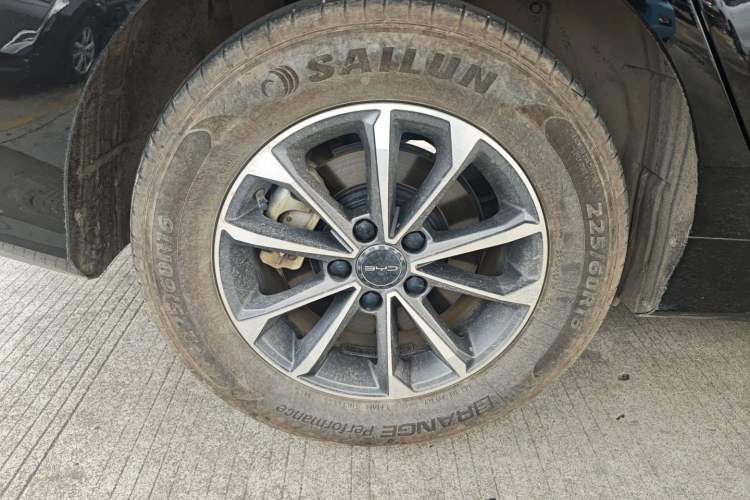 Used BYD Destroyer 05 2024 HONOR Edition DM-i 55KM Luxury Model Right Rear Wheel Hub