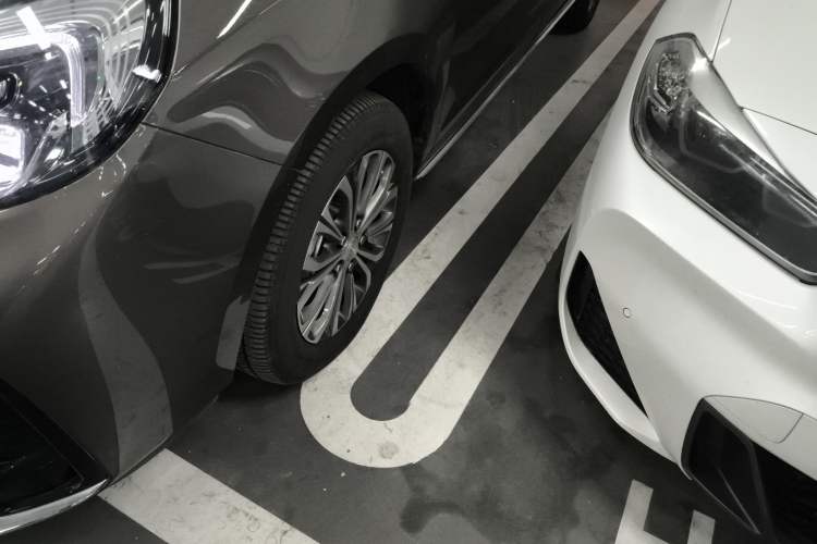 Used Buick GL8 2023 Facelifted Land Cruiser Executive Luxury Version
