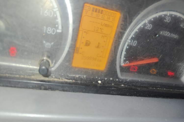 Used Dongfeng Yufeng 2014 2.5T YuliBao Logistics Vehicle Low-Trim Version with Short Wheelbase and Mid-Roof Design – ZD25