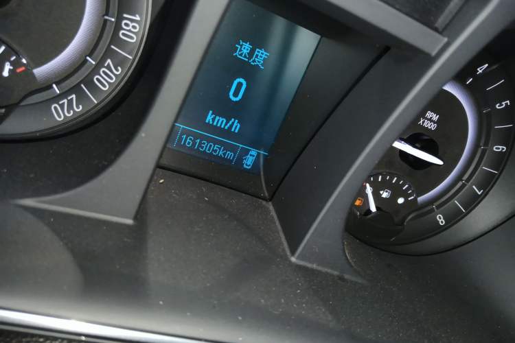 Used Buick GL8 2018 28T Luxury Model China VI Standard Odometer Close Up