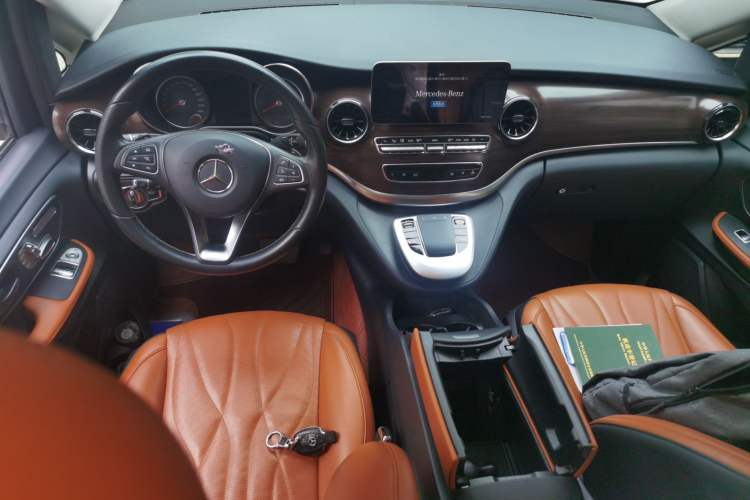 Used Mercedes-Benz V-Class 2021 V 260 Avantgarde Edition Center Console