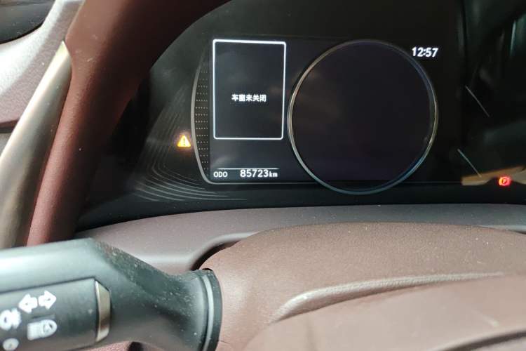 Used Lexus ES 2020 300h Premier Edition Odometer Close Up
