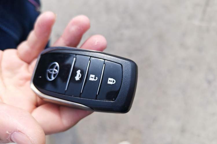 Used Toyota Highlander 2012 2.7L Two-Wheel Drive 7-Seater Luxury Edition Vehicle Key