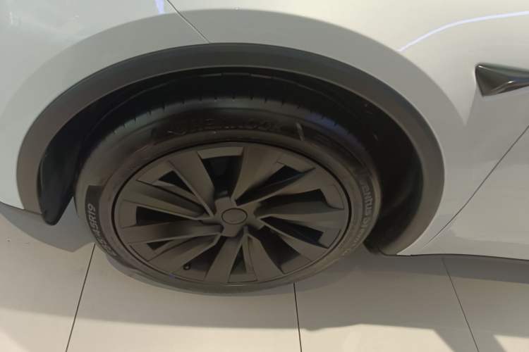 Used Tesla Model Y 2025 Long-Range All-Wheel-Drive Version