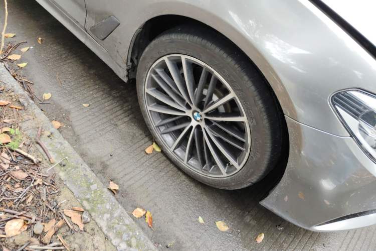 Used BMW 5 Series 2020 530Li Leading Model M Sport Package Right Front Wheel Hub