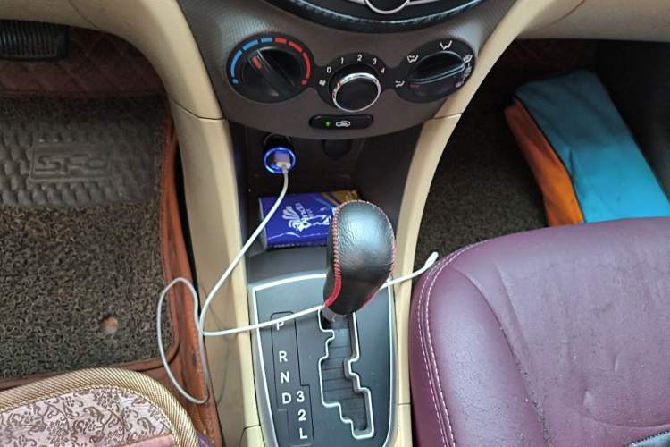 Used Hyundai Verna (older generation) 2010 Sedan 1.4L Automatic Luxury GLS Trim Gear Lever