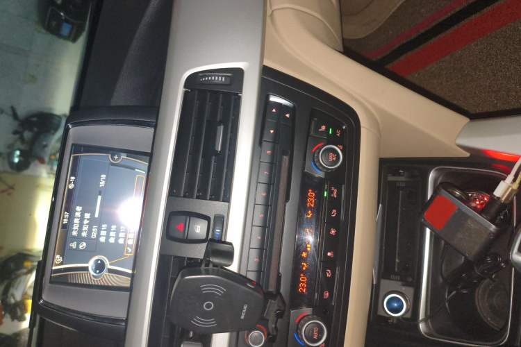 Used BMW 3 Series 2013 320i Sport Edition Audio And AC Panel