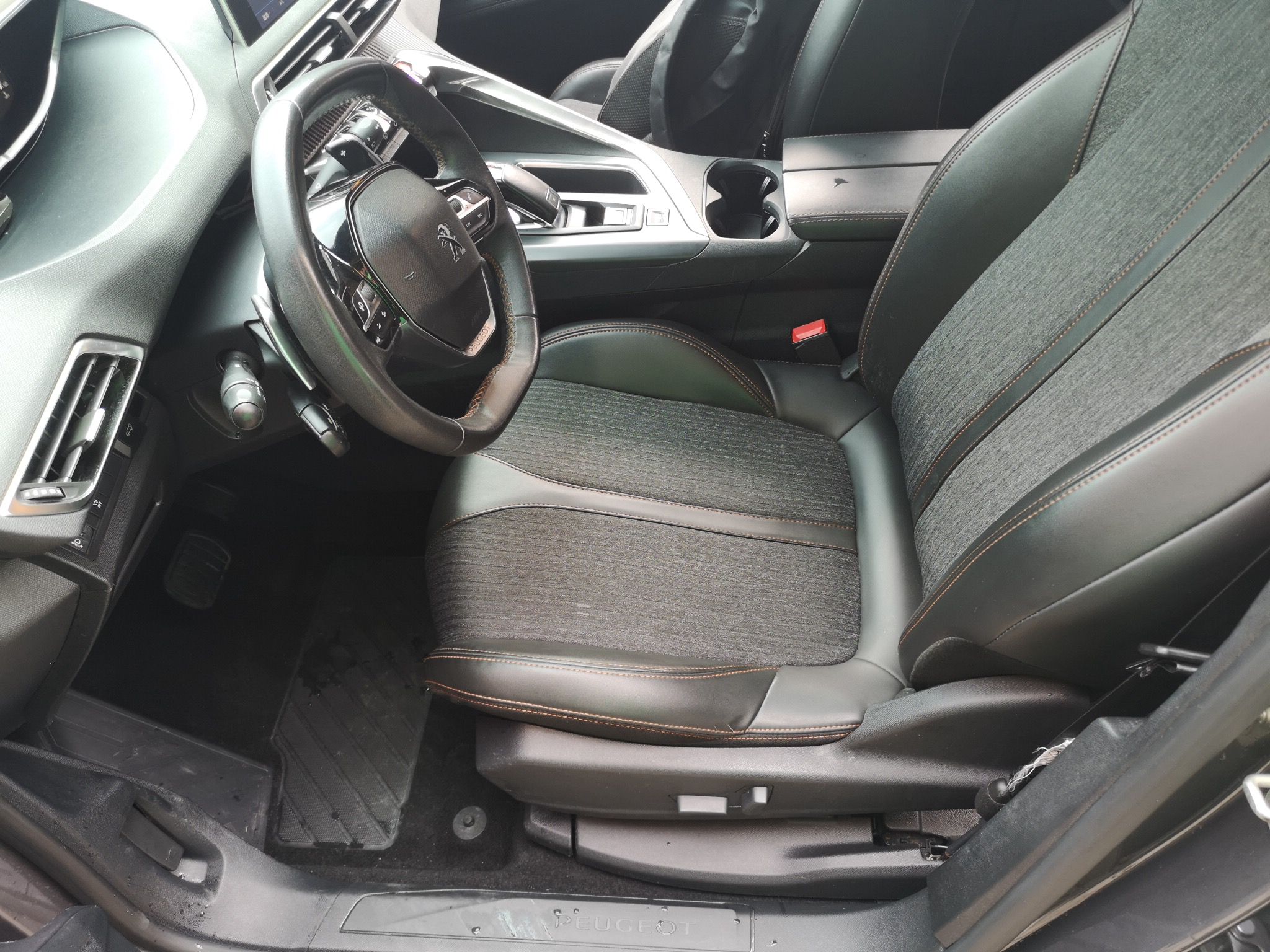 Переднее сиденье в автомобиле