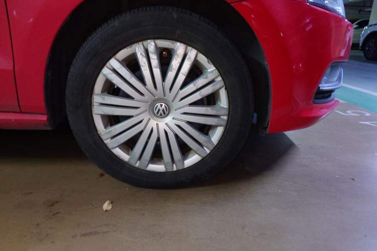 Used Volkswagen Polo 2016 1.6L Automatic Comfort Model Right Front Wheel Hub