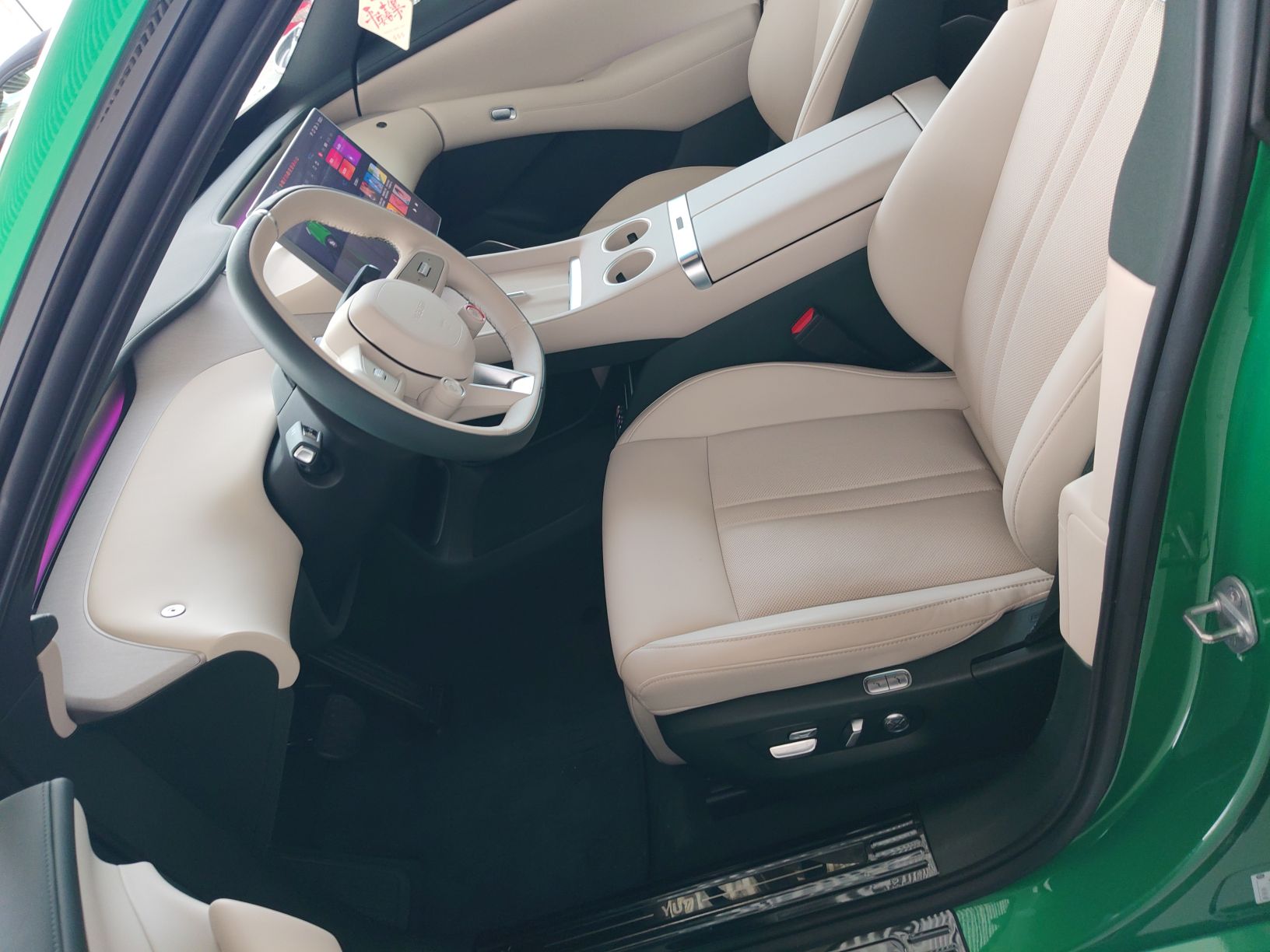 المقاعد الأمامية داخل السيارة