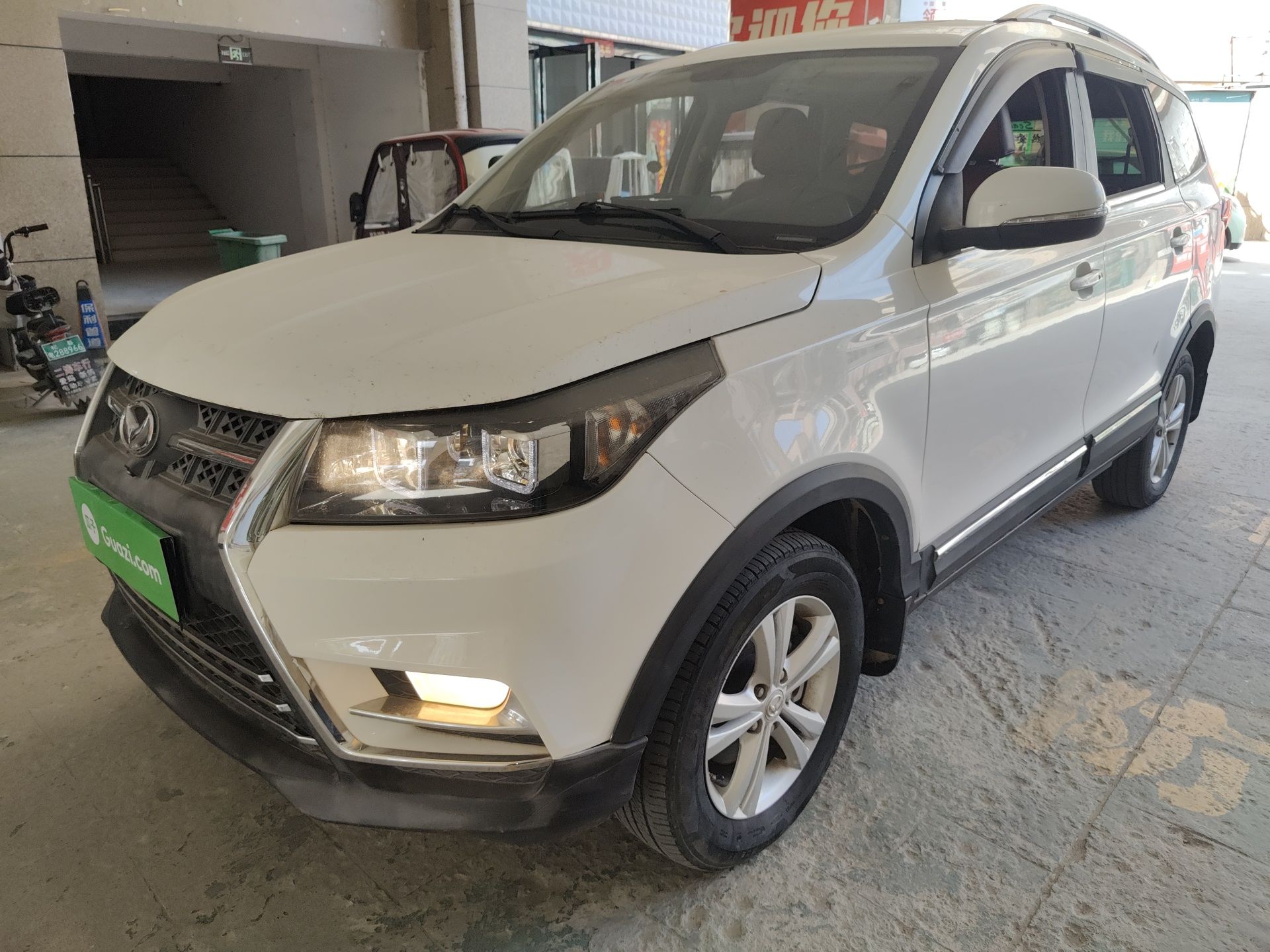 Под передней частью автомобиля