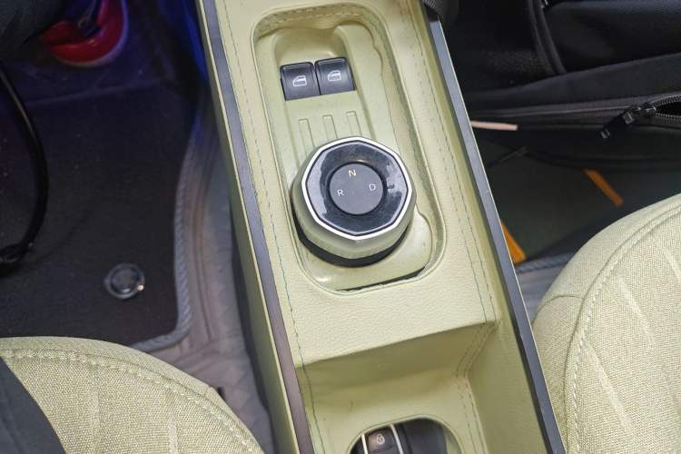 Used Geely Galaxy Panda 2023 Panda Mini 200km Endurance Bear Gear Lever