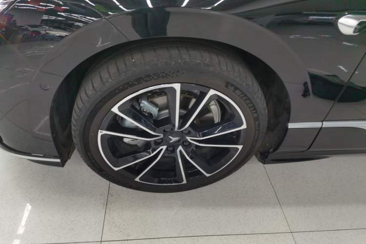 Used VOYAH PASSION 2024 PHEV Four-Wheel Drive Ultra-Long Range Flagship Model Left Front Wheel Hub